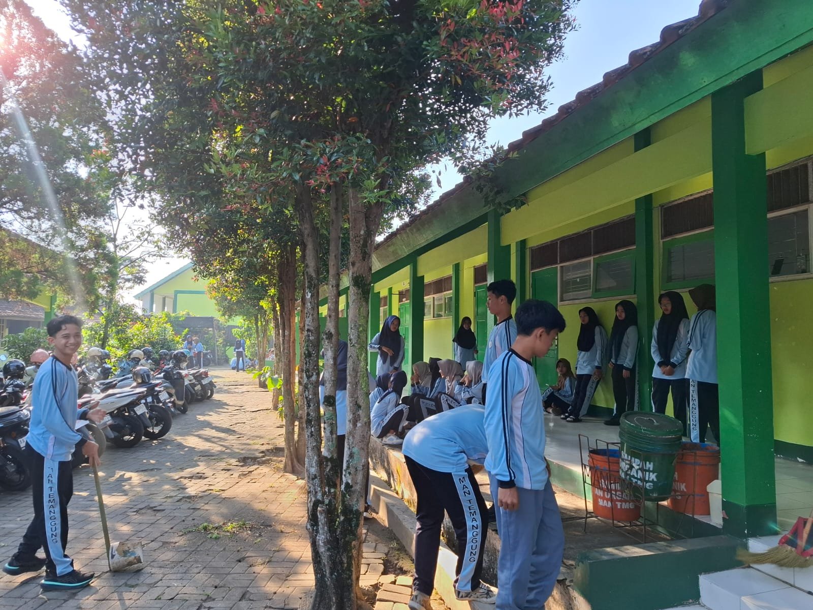 KEGIATAN BERSIH LINGKUNGAN DALAM RANGKA MEMPERINGATI HARI LINGKUNGAN HIDUP SEDUNIA 2026