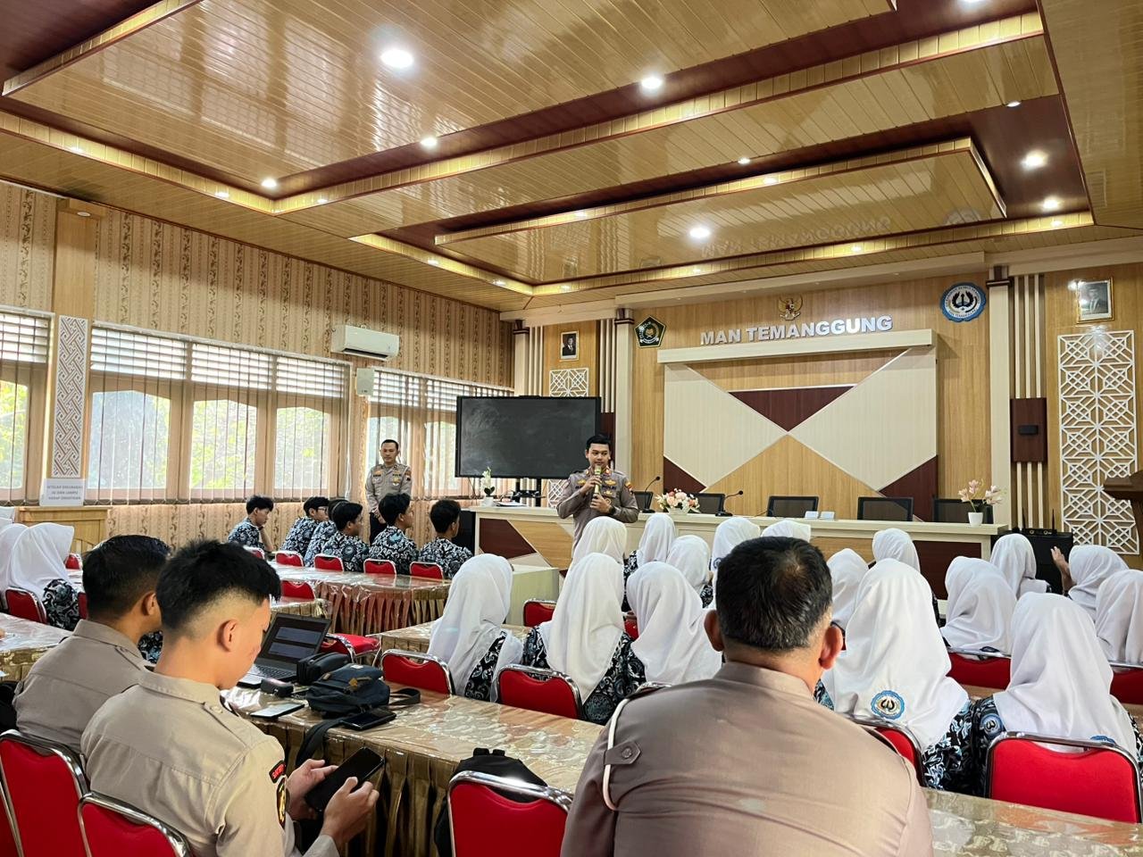 Tingkatkan Literasi Digital Siswa, Polres Temanggung Gelar Sosialisasi Program Paham AI di MAN Temanggung (Foto 2)