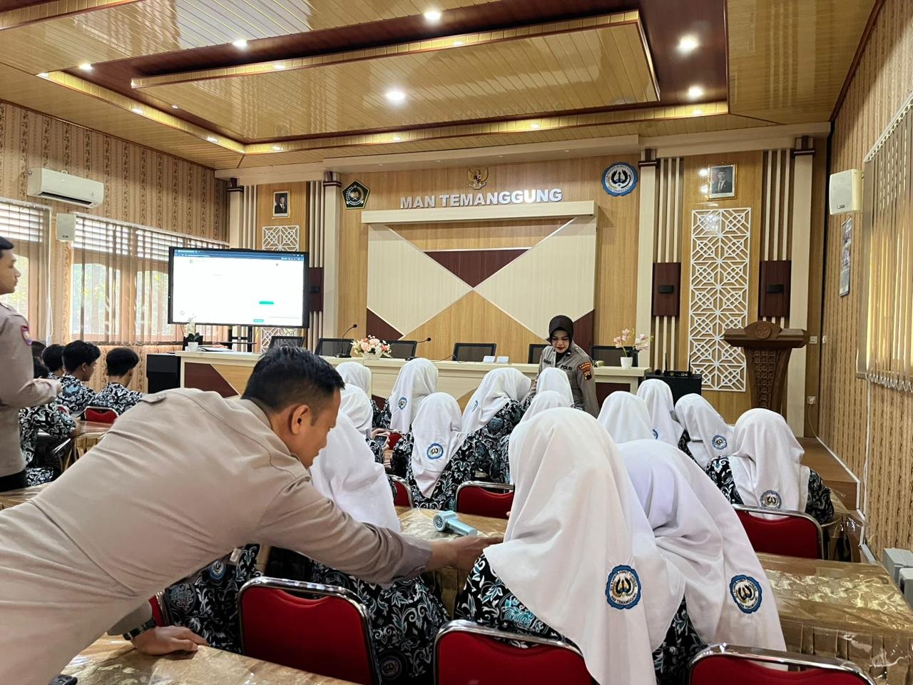 Tingkatkan Literasi Digital Siswa, Polres Temanggung Gelar Sosialisasi Program Paham AI di MAN Temanggung (Foto 3)